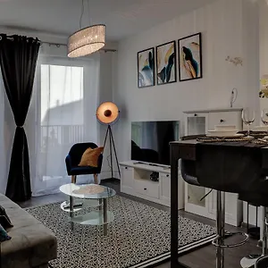 https://modern-apt-near-old-town-king-bed-free-parking.poznan-hotels.com